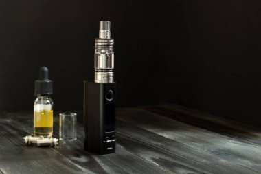 Vape veya e-sigara. Vaping masaya ayarla.