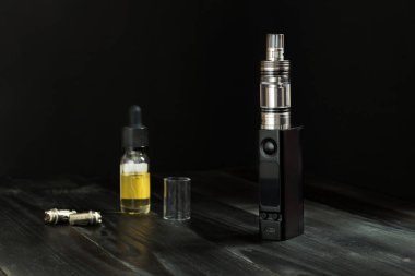 Vape veya e-sigara. Vaping masaya ayarla.