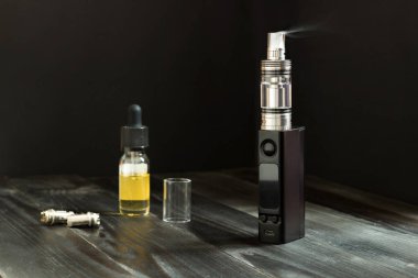 Vape veya e-sigara. Vaping masaya ayarla.