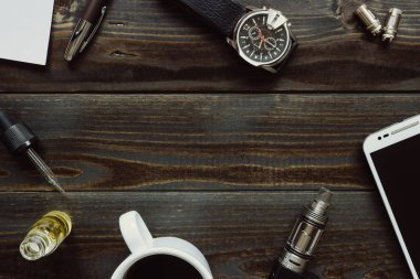 Vaping kümesi, izle, kahve ve smartphone ile tarih alanı Kopyala 