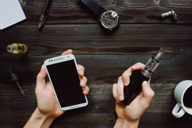 Adam yasaktır vape veya elektronik sigara ve smartphone kullanarak. V