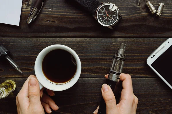 Vape ve kahve holding eller. Vaping hazır, izle, smartphone 