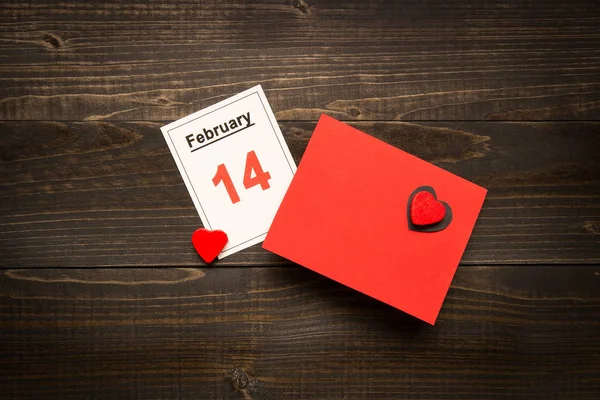 Alla hjärtans dag bakgrund. Alla hjärtans dag kort och kalender på trä skrivbordet. — Stockfoto