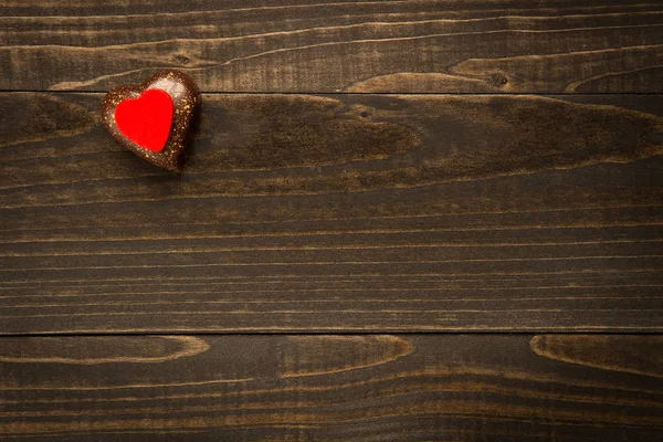 Coração do Dia dos Namorados no fundo de textura de madeira com cópia — Fotografia de Stock