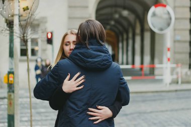 Sokakta sarılma aşık çekici genç Çift