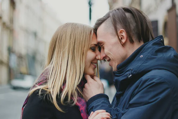 Romántica pareja joven enamorada, besándose en la calle —  Fotos de Stock