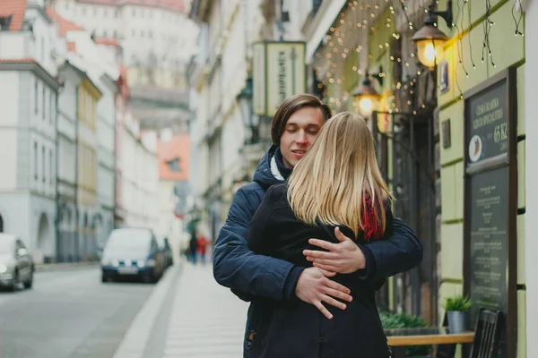 Romántica pareja joven enamorada, abrazándose en la calle —  Fotos de Stock