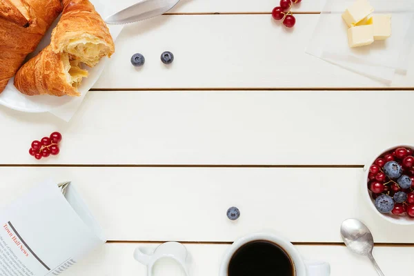 Sabroso desayuno con café, bayas, croissant en la mesa de madera blanca con espacio para copiar, vista superior — Foto de Stock