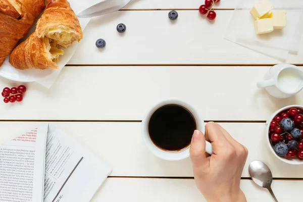 Lezzetli kahvaltı kahve, çilek, kruvasan kopya alanı, üstten görünüm Beyaz ahşap tablo