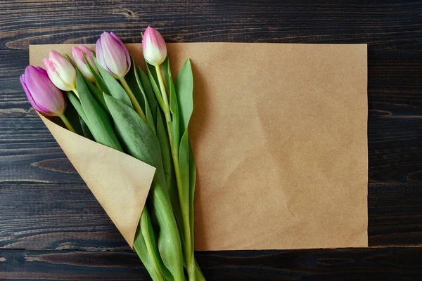 Ahşap arka plan hakkında kağıt güzel taze Lale buketi. Kopya alanı