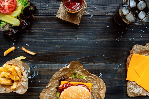 신선한 맛 있는 햄버거와 감자 튀김, 소스 나무 테이블 상단 보기에 맥주 — 스톡 사진