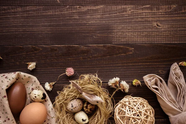 Vrolijk Pasen. Paaseieren en Pasen decoratie op de houten tafel — Stockfoto