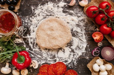 Pizza yemek. Pizza ingerdients tahta masada, üstten görünüm