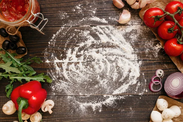 Pizza yemek. Pizza ingerdients kopya alanı, üstten görünüm ahşap tablo