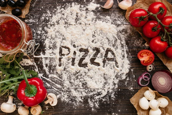 Pizza yemek. Pizza ingerdients tahta masada, üstten görünüm