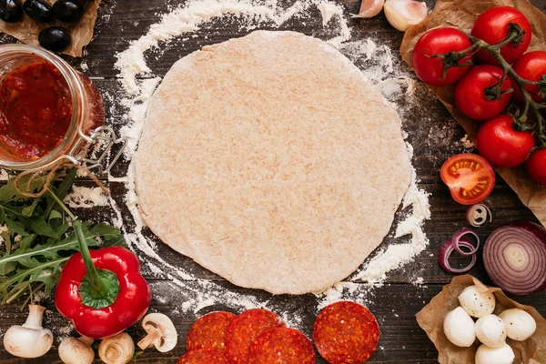 Pizza yemek. Pizza ingerdients tahta masada, üstten görünüm