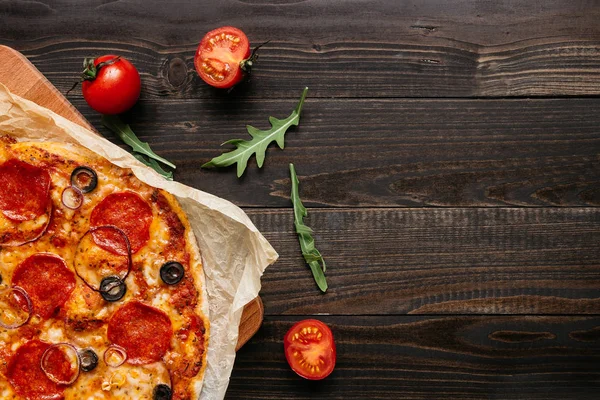 Delisious pizza de pepperoni en la mesa de madera con espacio para copiar, vista superior — Foto de Stock