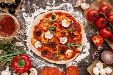 Pizza yemek. Pizza malzemeleri ahşap tablo, üstten görünüm