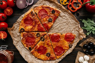 Taze lezzetli pizza pizza malzemeleri ahşap tablo, üstten görünüm