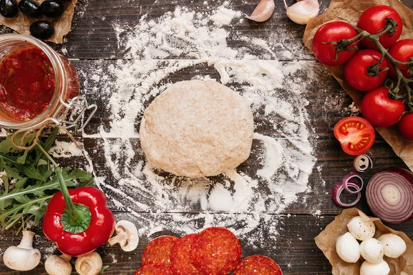 Pizza yemek. Pizza malzemeleri ahşap tablo, üstten görünüm