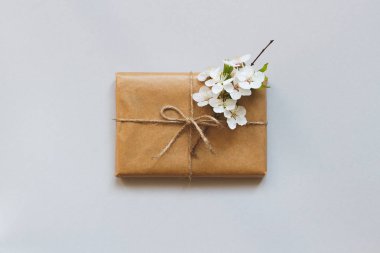 Şirin hediye kutusu ile craft kağıt ve çiçekler Üstten Görünüm.