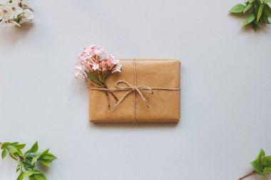 Craft kağıt ve çiçekler üstten görünüm ile sarılmış şirin hediye kutusu