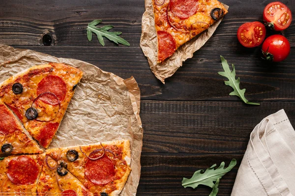 Pizza fresca deliciosa con ingredientes de pizza en la mesa de madera, vista superior — Foto de Stock