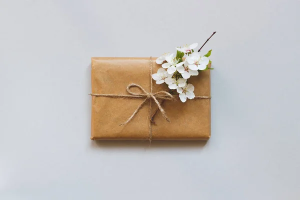 Şirin hediye kutusu ile craft kağıt ve çiçekler Üstten Görünüm.
