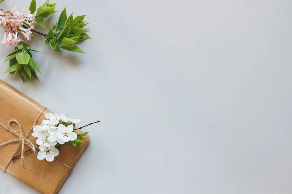 Şirin hediye kutusu Kraft kağıt ve çiçekler ile top görünümüyle kopya alanı