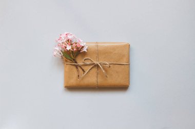 Şirin hediye kutusu ile craft kağıt ve çiçekler Üstten Görünüm.