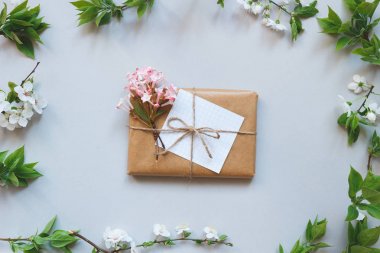 Craft kağıt ve çiçekler üstten görünüm ile sarılmış şirin hediye kutusu