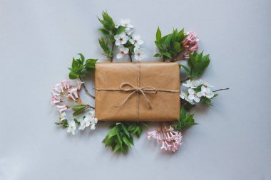 Craft kağıt ve çiçekler üstten görünüm ile sarılmış şirin hediye kutusu