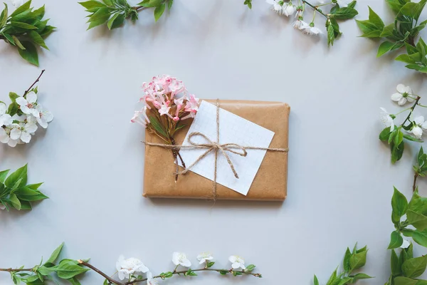 Craft kağıt ve çiçekler üstten görünüm ile sarılmış şirin hediye kutusu