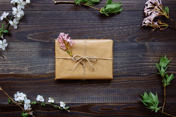 Craft kağıt ve çiçekler üstten görünüm ile sarılmış şirin hediye kutusu