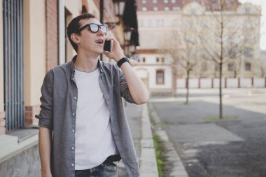 Mutlu genç hipster adam sokakta yürürken ve Evet