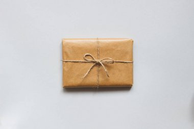 Craft kağıt üstten görünüm ile sarılmış şirin hediye kutusu