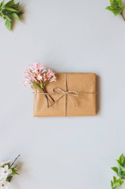 Craft kağıt ve çiçekler üstten görünüm ile sarılmış şirin hediye kutusu