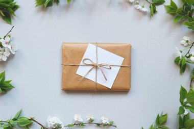Craft kağıt ve çiçekler üstten görünüm ile sarılmış şirin hediye kutusu