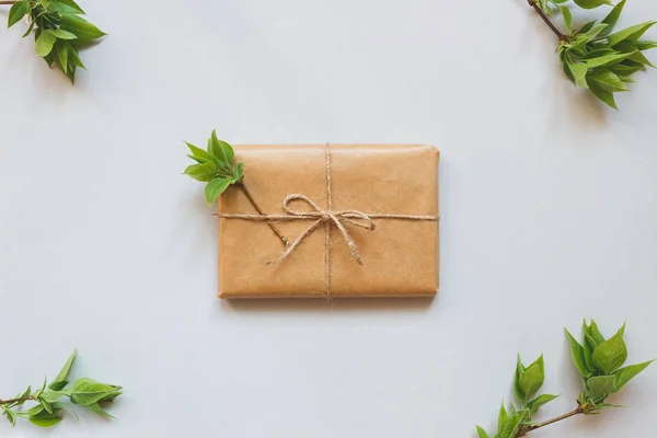 Craft kağıt üstten görünüm ile sarılmış şirin hediye kutusu