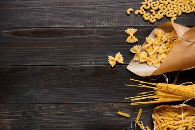 Karışık makarna koyu ahşap masa üstü görünümdeki kurutulmuş