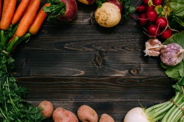 Organik sebze arka plan. Koyu ahşap arka plan, kopya alanı ile üstten görünüm taze hasat sebze