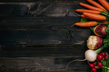 Organik sebze arka plan. Koyu ahşap arka plan, kopya alanı ile üstten görünüm taze hasat sebze