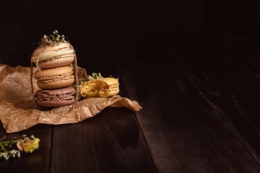 Lezzetli çikolata macaroons kopya alanı ile ahşap tablo