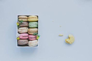 Hediye kutusu açık mavi renkli, üstten görünüm üzerinde lezzetli macaroons ile