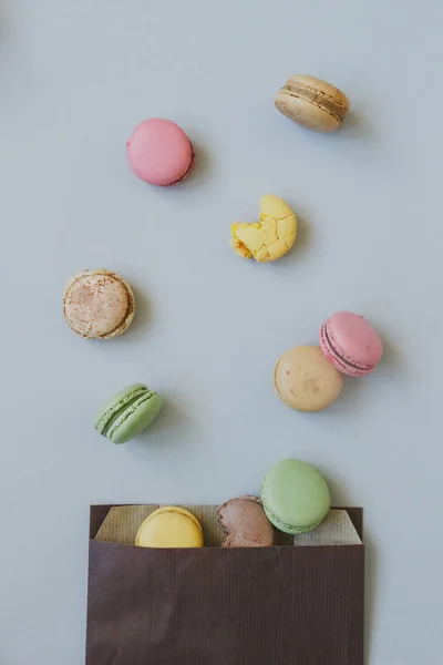 Sweet background. Delicious colorful macaroons on the light blue background, top view — Stock Photo, Image
