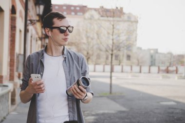 Sokakta yürüyen ve onun smartphone kullanarak genç hipster adam