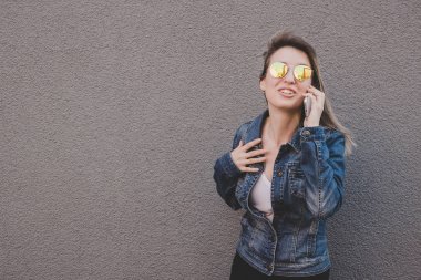 Evet genç çekici kadın. Gri arka plan, kopya alanı