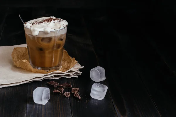 冰咖啡饮料与巧克力和冰多维数据集在木桌上，与副本空间 — 图库照片