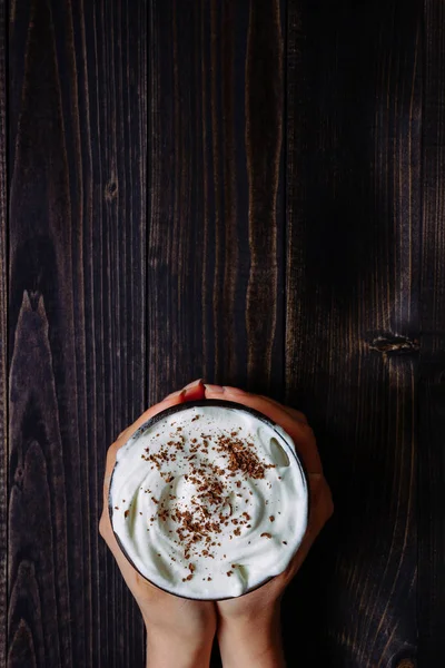 Buzlu kahve holding eller ahşap tablo, kopya alanı iç. Üstten Görünüm