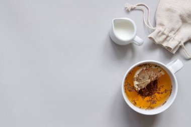 Çay arka plan. Fincan siyah çay üzerinde mavi arka plan, üstten görünüm. Kopya alanı